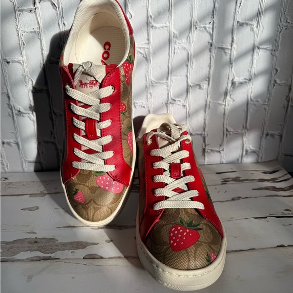 Coach Clip Low Top Sneaker In Signature Canvas With Wild Strawberry Print - Picture 3 of 5